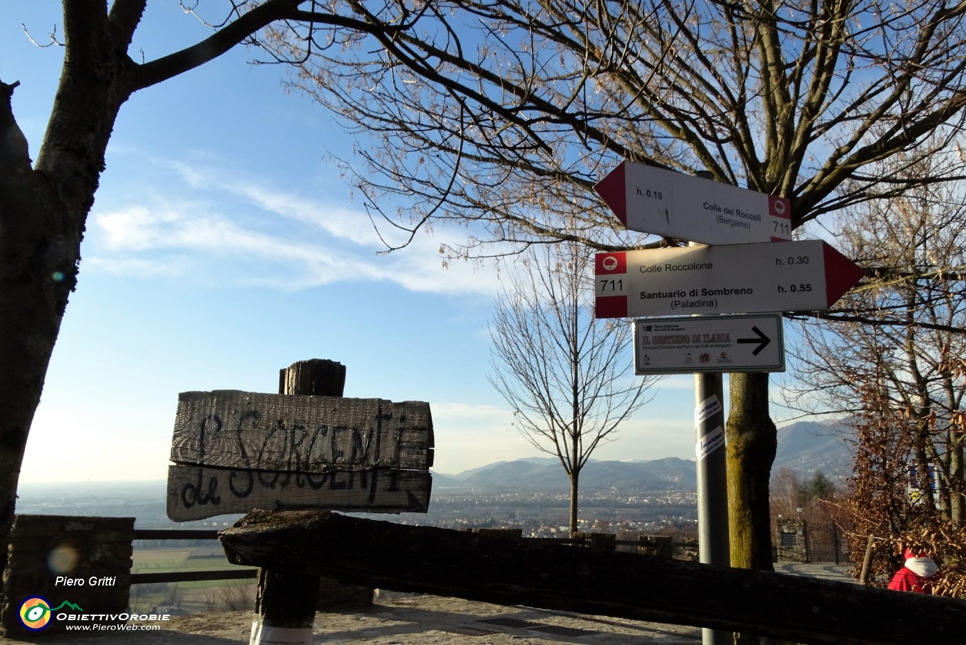 47 Si lascia il sentiero nel bosco per andare su strada cementata .JPG